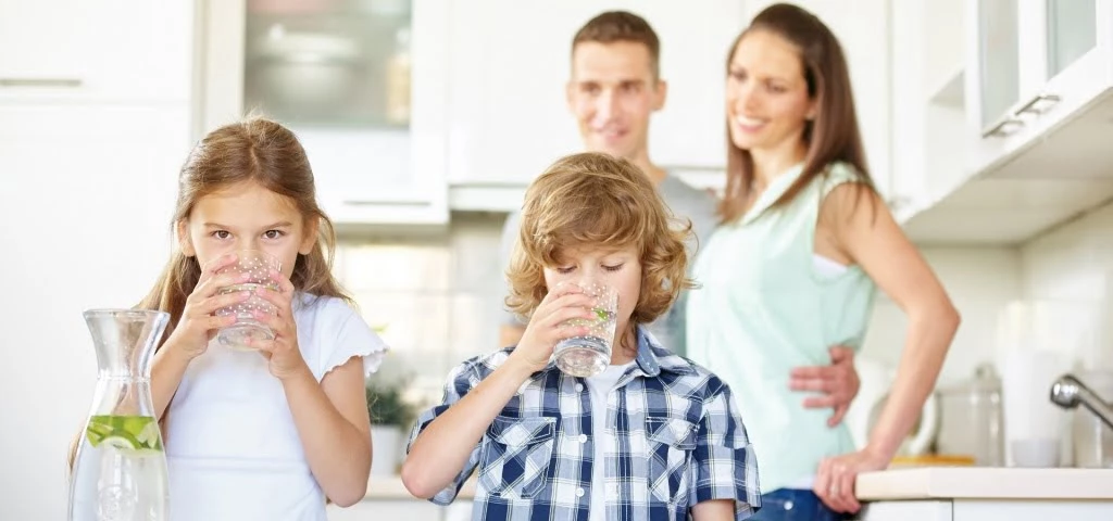 kids drinking water kids drinking water